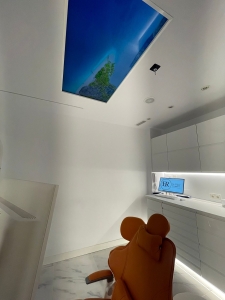 Sala de tratamientos en la Clínica Dental Edgar Romero en Sabadell. Sala de tratamientos equipada con la última tecnología en la Clínica Dental Edgar Romero en Sabadell.